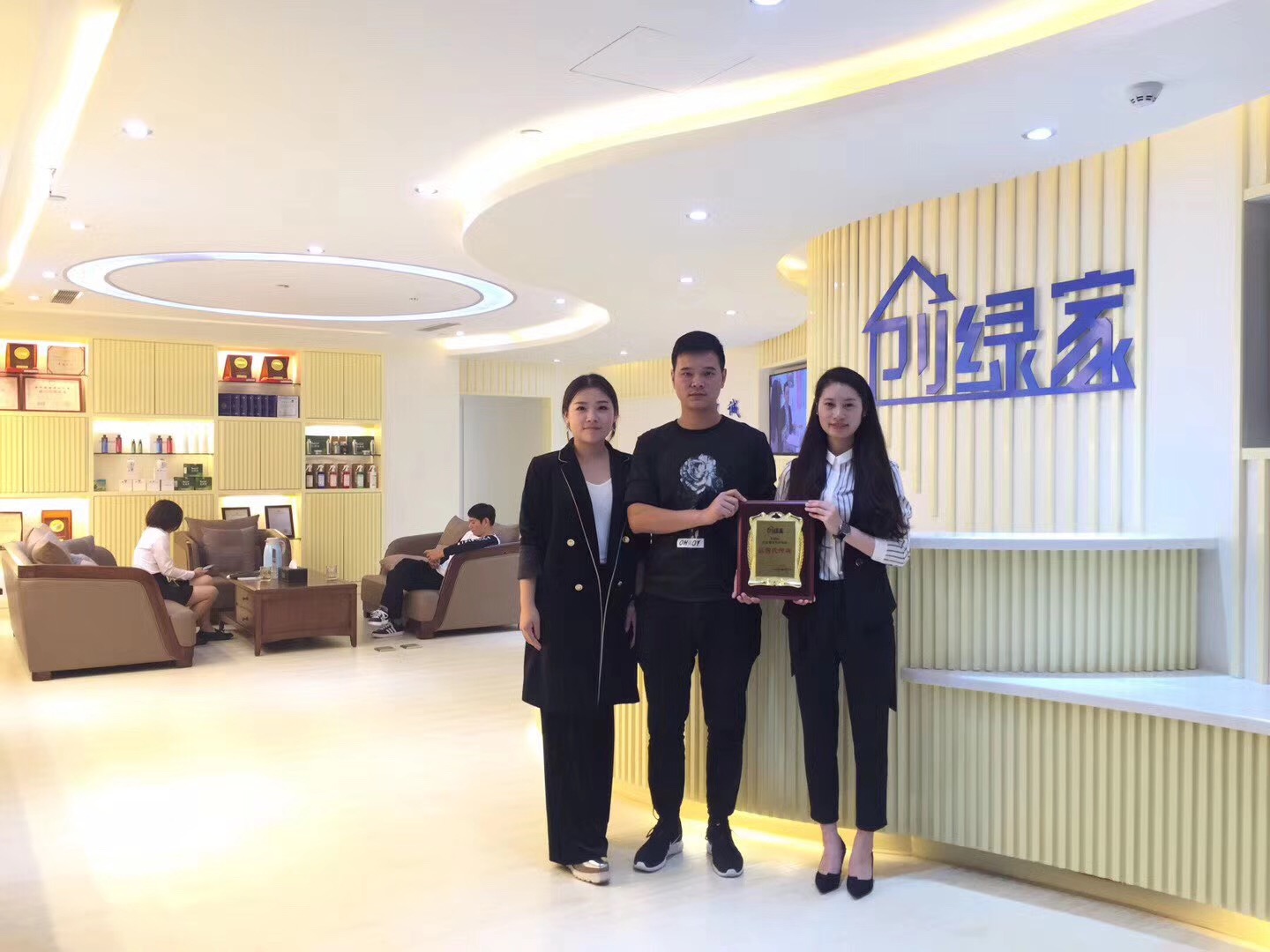 热烈祝贺杨总签约创绿家浙江省县级市代理！