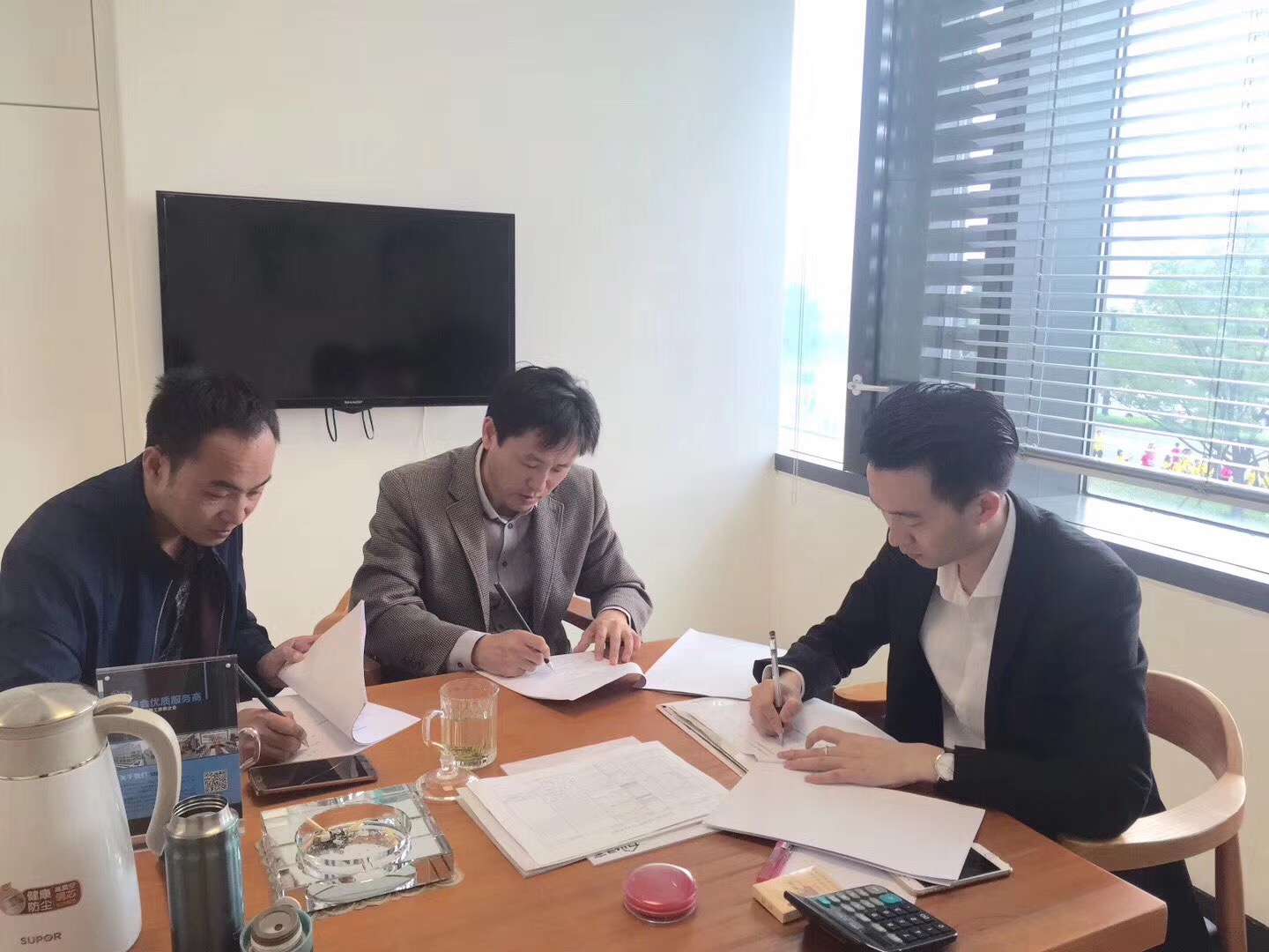 热烈祝贺王总、葛总签约创绿家苏州市区级代理！