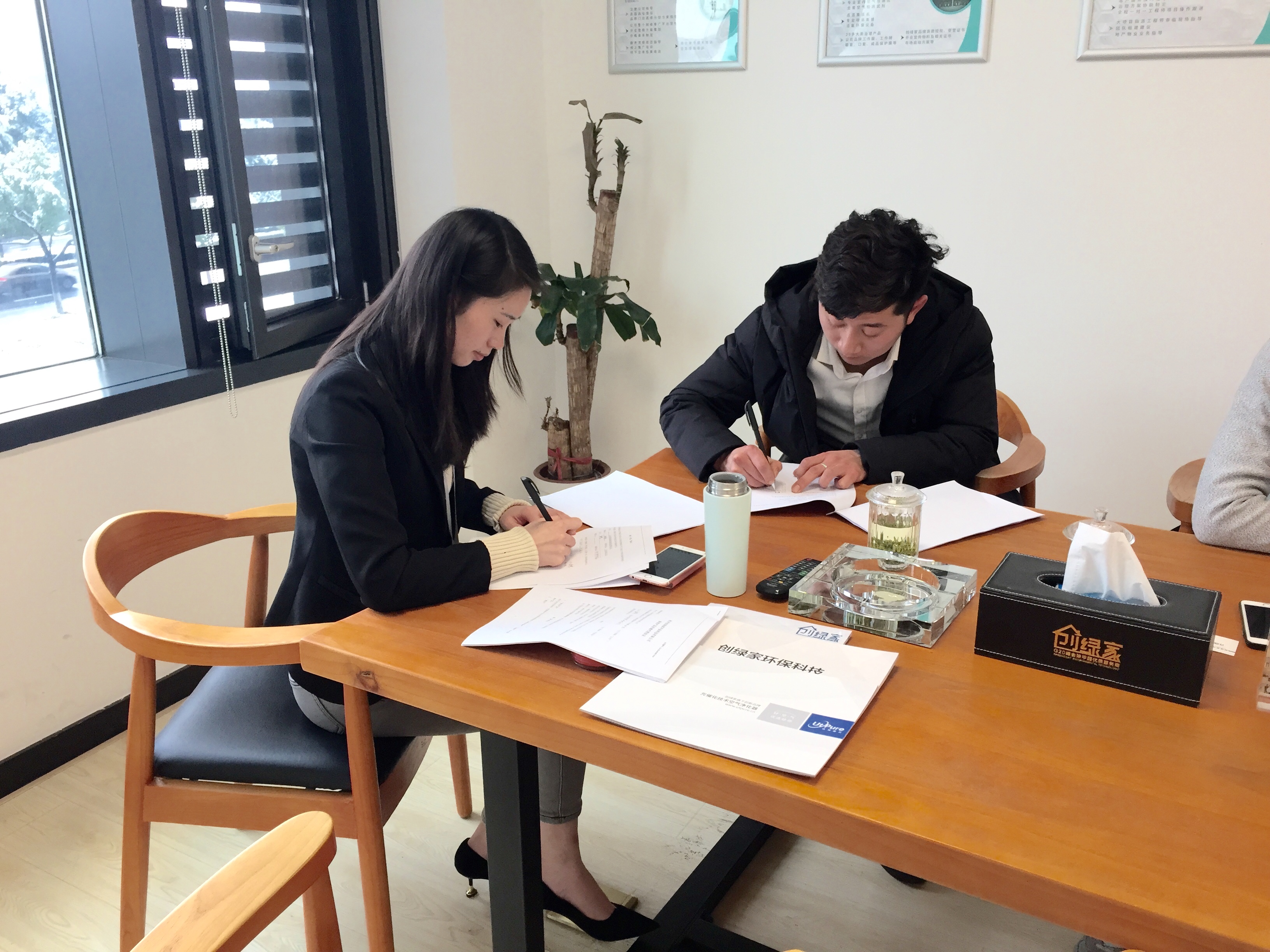 热烈祝贺郑总签约创绿家上海市区级代理！
