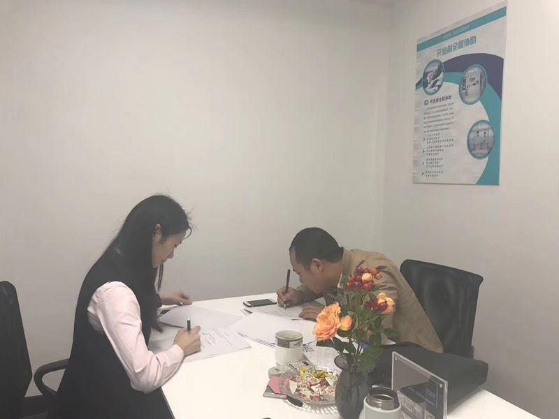 热烈祝贺胡总签约创绿家武汉市区级代理！