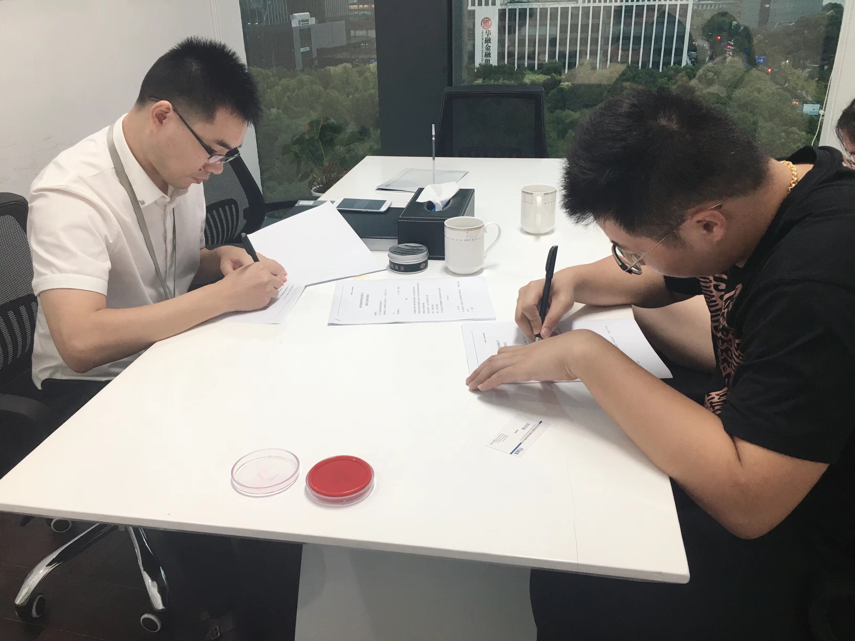 热烈祝贺刘总夫妇签约创绿家常州市县级代理！