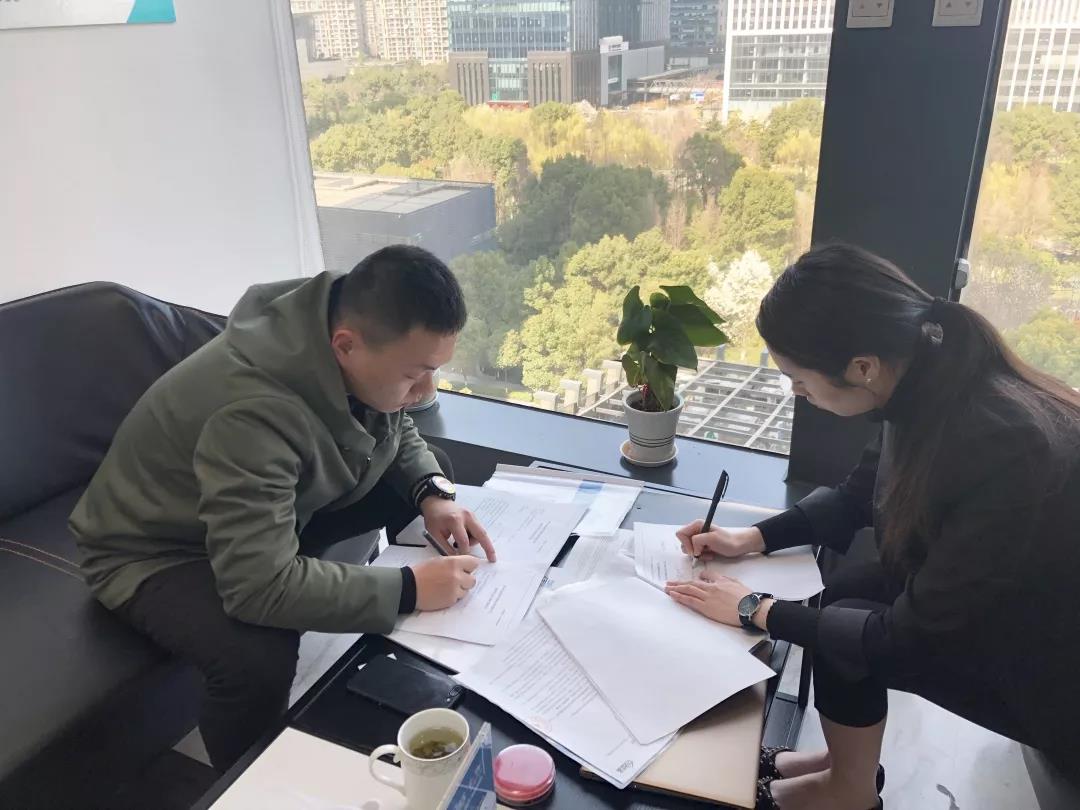 彭总之前是在国企上班，现在选择自己创业，自己做过多方面的了解，千里迢迢来考察，注重公司实力、扶持力度和产品效果，对这个行业也是非常有信心，在我们除醛技术交流峰会现场果断签约！
