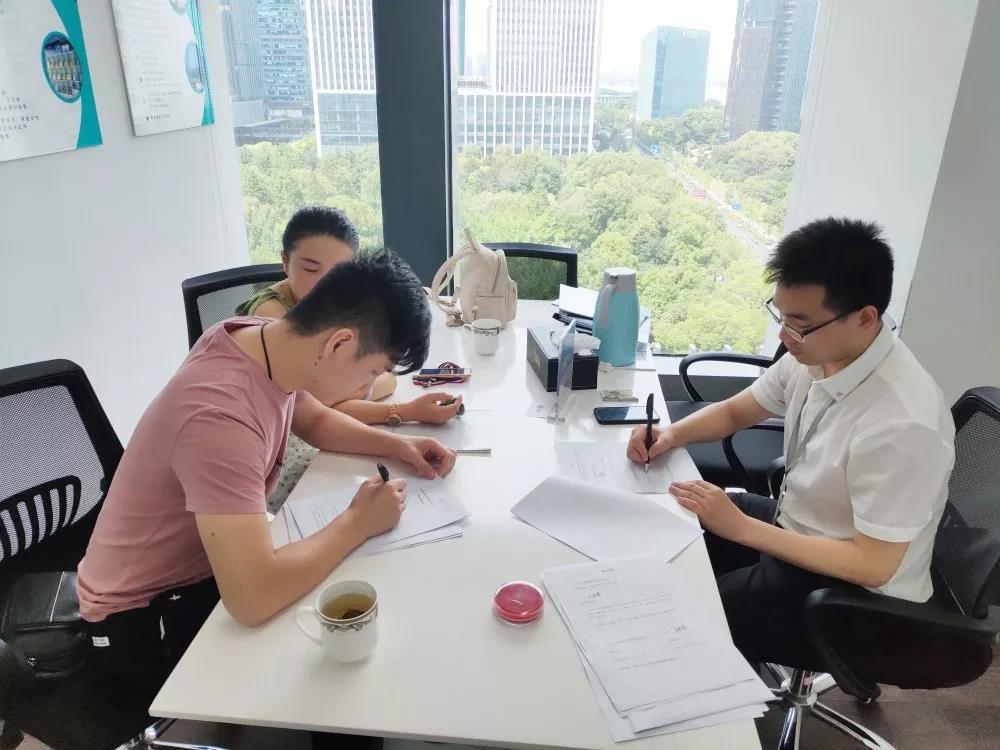 热烈祝贺郑总签约创绿家广东省广州市区级代理！